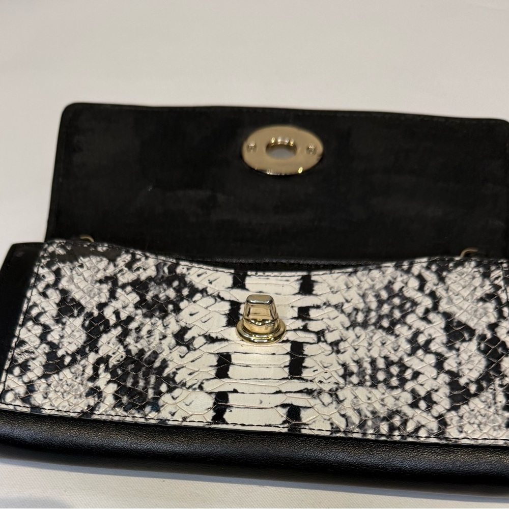 Coach leather Black & White Snake Embossed Women's Clutch Xbody 4”x8” *has flaw